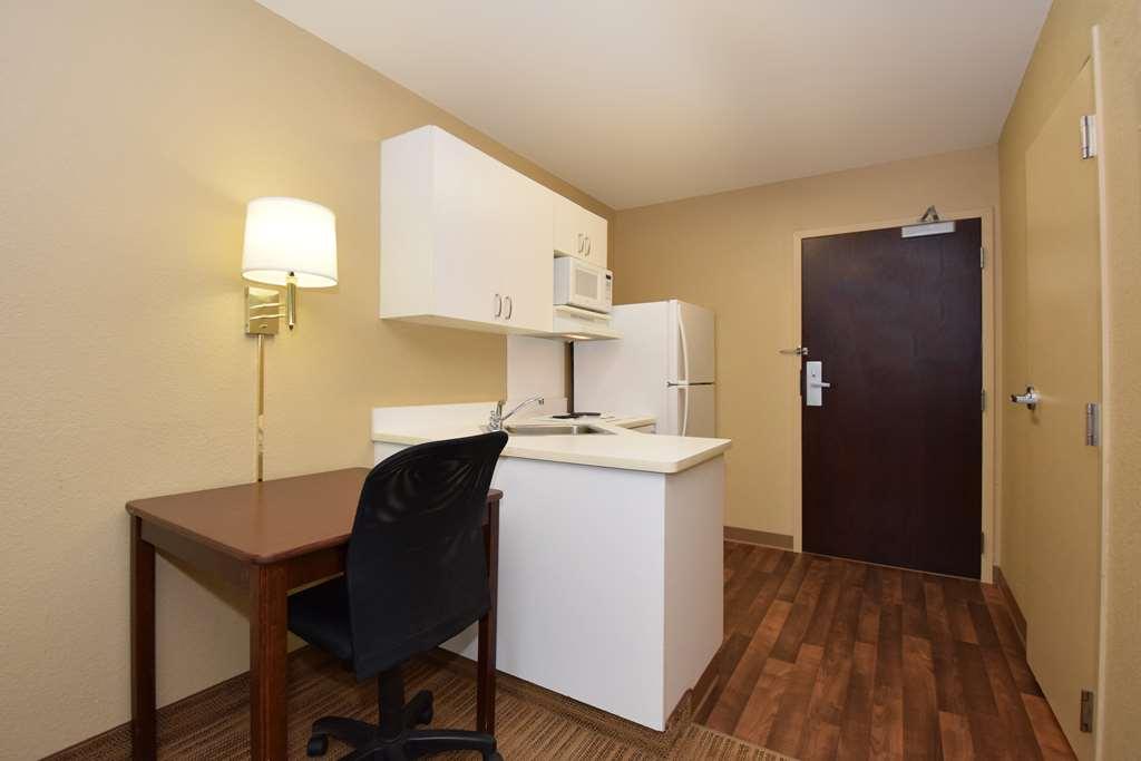 Extended Stay America Select Suites - Detroit - Розвилл Номер фото